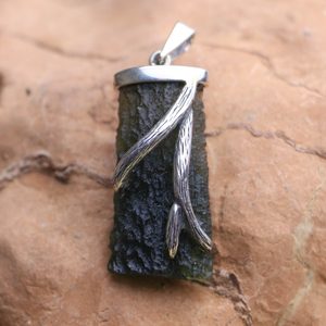 ROOTS CZECH MOLDAVITE PENDANT, SILVER - BIJOUX À MOLDAVITES TCHÈQUES{% if kategorie.adresa_nazvy[0] != zbozi.kategorie.nazev %} - BIJOUX EN ARGENT{% endif %}