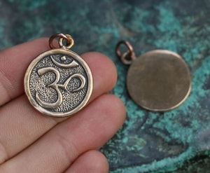 OM, pendentif bronze
