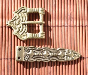 BORRE, NORWAY - VIKING BELT BUCKLE AND STRAP END, TIN - BOUCLES DE CEINTURE ET RIVETS DÉCORATIFS{% if kategorie.adresa_nazvy[0] != zbozi.kategorie.nazev %} - CUIR : PRODUITS ET OUTILS{% endif %}