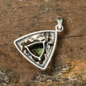 TRITON, PENDENTIF, MOLDAVITE, COUPÉ, ARGENT - BIJOUX À MOLDAVITES TCHÈQUES{% if kategorie.adresa_nazvy[0] != zbozi.kategorie.nazev %} - BIJOUX EN ARGENT{% endif %}