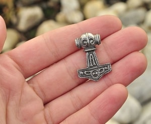 THOR HAMMER SMALL - VIKING PENDANTS{% if kategorie.adresa_nazvy[0] != zbozi.kategorie.nazev %} - JEWELLERY - BRONZE, ZINC{% endif %}