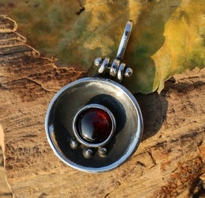 ORBIT, SILVER PENDANT, GARNET - PENDANTS WITH GEMSTONES, SILVER{% if kategorie.adresa_nazvy[0] != zbozi.kategorie.nazev %} - SILVER JEWELLERY{% endif %}