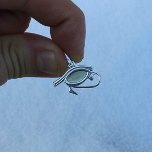 OEIL D'HORUS, ARGENT ET MOLDAVITE - PENDENTIFS{% if kategorie.adresa_nazvy[0] != zbozi.kategorie.nazev %} - BIJOUX EN ARGENT{% endif %}