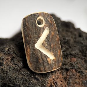 KAUNAN, pendentif rune en bois de cerf