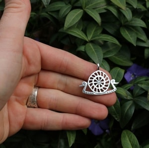 PENSEUR AVEC SOLEIL, Âge du bronze, pendentif en argent
