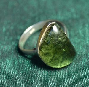 SILVER RING WITH MOLDAVITE, polished, Ag 925