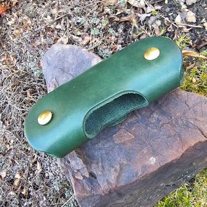 PORTE-CLÉS EN CUIR DE PÊCHE avec vis, vert, poisson