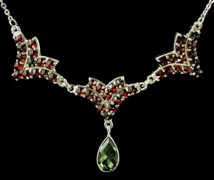 VICTORIA, CZECH MOLDAVITE, GARNET, SILVER NECKLACE - MOLDAVITES, CZECH{% if kategorie.adresa_nazvy[0] != zbozi.kategorie.nazev %} - SILVER JEWELLERY{% endif %}