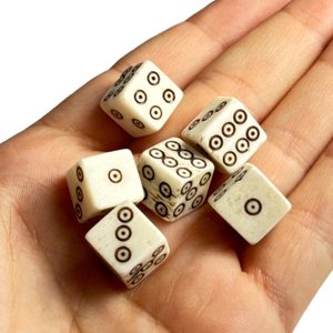 Dés et les dés en cuir tasse