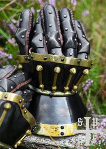 Gantelets type sablier, Milan, env. 1370, acier d'env. 1,6 mm, noirci