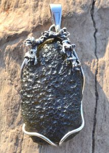 LARRISA, CZECH MOLDAVITE STERLING SILVER PENDANT - MOLDAVITE{% if kategorie.adresa_nazvy[0] != zbozi.kategorie.nazev %} - SILBER SCHMUCKSTÜCKE{% endif %}