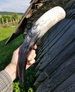 HUGINN, ENGRAVED DRINKING HORN, DELUXE EDITION - DRINKING HORNS{% if kategorie.adresa_nazvy[0] != zbozi.kategorie.nazev %} - HORN PRODUCTS{% endif %}