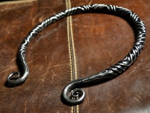 TWISTING IRON TORC - FORGED PRODUCTS{% if kategorie.adresa_nazvy[0] != zbozi.kategorie.nazev %} - SMITHY WORKS, COINS{% endif %}