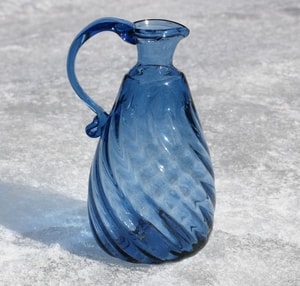 CARAFE BLEUE - VERRE HISTORIQUE - RÉPLIQUES HISTORIQUES DE VERRE{% if kategorie.adresa_nazvy[0] != zbozi.kategorie.nazev %} - VERRE ET CÉRAMIQUE{% endif %}