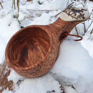 HIRVI KUKSA, BIRCH BOWL FROM LAPLAND - DISHES, SPOONS, COOPERAGE{% if kategorie.adresa_nazvy[0] != zbozi.kategorie.nazev %} - WOOD{% endif %}