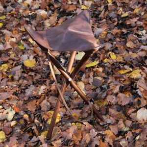 LEATHER FOLDING TRIPOD - BUSHCRAFT{% if kategorie.adresa_nazvy[0] != zbozi.kategorie.nazev %} - BUSHCRAFT, LIVING HISTORY, CRAFTS{% endif %}