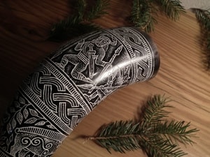 ENGRAVED DRINKING HORN WITH PRE-VIKING MOTIFS, 0.3 L - TRINKHÖRNER{% if kategorie.adresa_nazvy[0] != zbozi.kategorie.nazev %} - HORNPRODUKTE{% endif %}