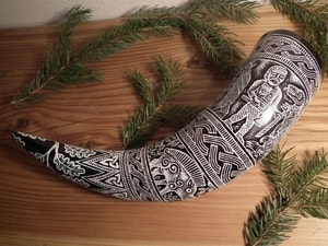 ENGRAVED DRINKING HORN WITH PRE-VIKING MOTIFS, 0.3 L - TRINKHÖRNER{% if kategorie.adresa_nazvy[0] != zbozi.kategorie.nazev %} - HORNPRODUKTE{% endif %}