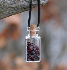 GARNET, GLASFLASCHE, LEDERSCHNUR - SCHMUCK MIT STEINEN{% if kategorie.adresa_nazvy[0] != zbozi.kategorie.nazev %} - SCHMUCKSTÜCKE{% endif %}