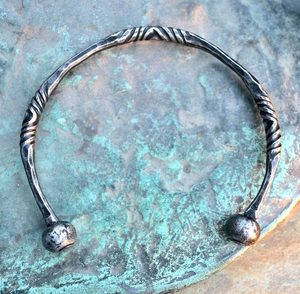 ISARNO, FORGED CELTIC TORQUES - GESCHMIEDETEN SCHMUCK, TORQUES, BRACELET{% if kategorie.adresa_nazvy[0] != zbozi.kategorie.nazev %} - SCHMUCKSTÜCKE{% endif %}