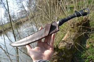 LONG IRON AGE KNIFE, SHARP WITH LEATHER SHEATH - COUTEAUX ET ENTRETIEN{% if kategorie.adresa_nazvy[0] != zbozi.kategorie.nazev %} - ARMURERIE: LES ARMES{% endif %}