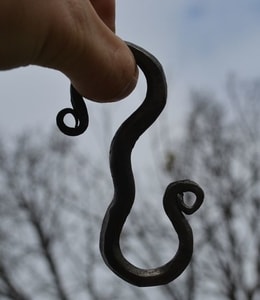 HAND FORGED HOOK FOR CAULDRON - FORGED PRODUCTS{% if kategorie.adresa_nazvy[0] != zbozi.kategorie.nazev %} - SMITHY WORKS, COINS{% endif %}