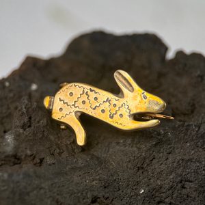 Lièvre, fibula romain, réplique
