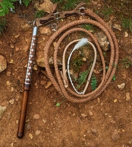 SLOVAKIAN WHIP, DECORATED BY TIN - KEYCHAINS, WHIPS, OTHER{% if kategorie.adresa_nazvy[0] != zbozi.kategorie.nazev %} - LEATHER PRODUCTS{% endif %}