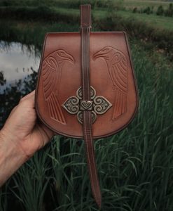 TWO RAVENS EARLY MEDIEVAL LEATHER BAG - COW LEATHER, TIN ALLOY - BAGS, SPORRANS{% if kategorie.adresa_nazvy[0] != zbozi.kategorie.nazev %} - LEATHER PRODUCTS{% endif %}