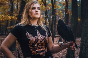 VALKNUT - VIKINSKÉ DÁMSKÉ TRIČKO BAREVNÉ - T-SHIRTS FEMME{% if kategorie.adresa_nazvy[0] != zbozi.kategorie.nazev %} - NAAV{% endif %}