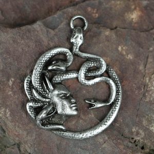 MEDUSA, ANTIKER TALISMAN, ZINK, ALTSILBER - ALLE ANHÄNGER, UNSERE PRODUKTION{% if kategorie.adresa_nazvy[0] != zbozi.kategorie.nazev %} - SCHMUCKSTÜCKE{% endif %}