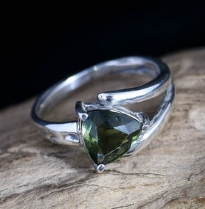 MOLDAVITE RING, TRILLION CUT, STERLING SILVER - MOLDAVITES, CZECH{% if kategorie.adresa_nazvy[0] != zbozi.kategorie.nazev %} - SILVER JEWELLERY{% endif %}