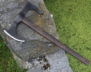 FANTASY BARBARIAN BATTLE AXE, SHARP - HALLEBARDES, HACHES, MASSES{% if kategorie.adresa_nazvy[0] != zbozi.kategorie.nazev %} - ARMURERIE: LES ARMES{% endif %}