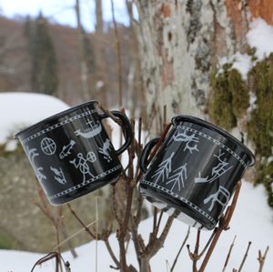 SÁMI SÁPMI MUG ÉMAILLÉ LAPONIE - TASSES, VERRES, OREILLERS{% if kategorie.adresa_nazvy[0] != zbozi.kategorie.nazev %} - DÉCORATIONS D'INTÉRIEUR{% endif %}