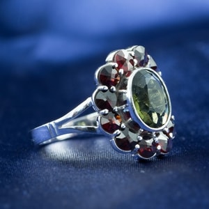 VELNA - MOLDAVITE, GARNET, SILVER RING - MOLDAVITES, CZECH{% if kategorie.adresa_nazvy[0] != zbozi.kategorie.nazev %} - SILVER JEWELLERY{% endif %}