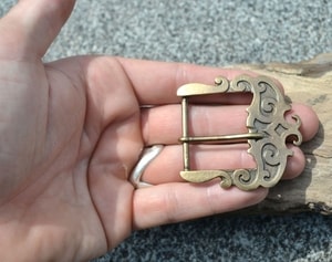 HISTORICAL BUCKLE FOR BELTS, BRASS COLOUR - BOUCLES DE CEINTURE ET RIVETS DÉCORATIFS{% if kategorie.adresa_nazvy[0] != zbozi.kategorie.nazev %} - CUIR : PRODUITS ET OUTILS{% endif %}