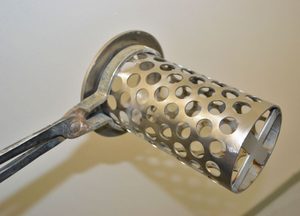 FORGED STEEL TONGS FOR PERFORATED FLASK - PŘÍSLUŠENSTVÍ PRO TAVENÍ{% if kategorie.adresa_nazvy[0] != zbozi.kategorie.nazev %} - FOURNITURES DE BIJOUTERIE{% endif %}