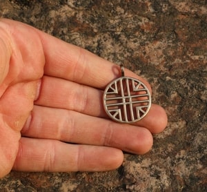 SUN SYMBOL, HALLSTATT CULTURE, BRONZE PENDANT - ANHÄNGER, HALSKETTEN{% if kategorie.adresa_nazvy[0] != zbozi.kategorie.nazev %} - SCHMUCKSTÜCKE{% endif %}