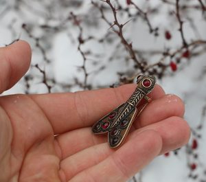 BROCHE FRANQUE - MÉROVINGIENNE, bronze avec grenat en forme de Cigale, 5e siècle