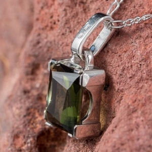 QUADRA, CZECH MOLDAVITE PENDANT, SILVER - MOLDAVITES, CZECH{% if kategorie.adresa_nazvy[0] != zbozi.kategorie.nazev %} - SILVER JEWELLERY{% endif %}