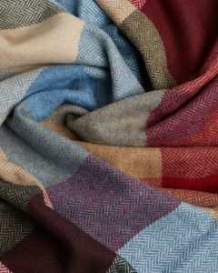 MULTI BLOCK CHECK LAMBSWOOL THROW - COUVERTURES ET CHÂLES EN LAINE D'IRLANDE{% if kategorie.adresa_nazvy[0] != zbozi.kategorie.nazev %} - PRODUITS EN LAINE{% endif %}