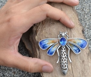 BLUE DRAGONFLY, COSTUME BROOCH WITH A PIN - COSTUME JEWELLERY{% if kategorie.adresa_nazvy[0] != zbozi.kategorie.nazev %} - JEWELLERY - BRONZE, ZINC{% endif %}