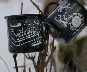 TANUM ROCK CARVINGS ENAMEL MUG - MUGS, GOBLETS, SCARVES{% if kategorie.adresa_nazvy[0] != zbozi.kategorie.nazev %} - PAGAN DECORATIONS{% endif %}