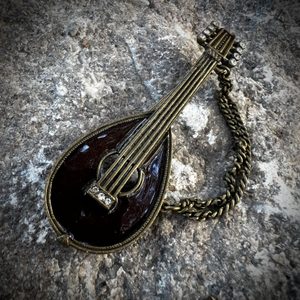 MANDOLIN, ENAMEL COSTUME BROOCH - BIJOUTERIE FANTAISIE{% if kategorie.adresa_nazvy[0] != zbozi.kategorie.nazev %} - BIJOUTERIE{% endif %}