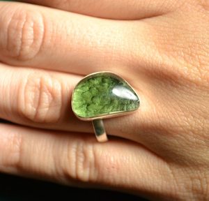 SILVER RING WITH MOLDAVITE, polished, Ag 925
