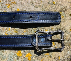 LOGAN, CEINTURE MODERNE AVEC UNE BOUCLE FORGÉ - CEINTURES EN CUIR{% if kategorie.adresa_nazvy[0] != zbozi.kategorie.nazev %} - CUIR : PRODUITS ET OUTILS{% endif %}