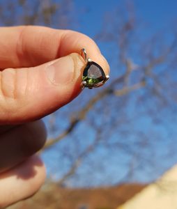 TRIANGULAR - MOLDAVITE EARRINGS 8X8 SILVER - MOLDAVITES, CZECH{% if kategorie.adresa_nazvy[0] != zbozi.kategorie.nazev %} - SILVER JEWELLERY{% endif %}