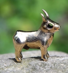 CELTIC BULL FROM BULL ROCK CAVE, MORAVIA, FIGURE BRONZE - BRONZE HISTORICAL JEWELS{% if kategorie.adresa_nazvy[0] != zbozi.kategorie.nazev %} - JEWELLERY - BRONZE, ZINC{% endif %}