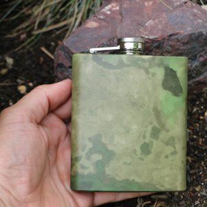 HIP FLASK CAMO EVERGLADE - FLASQUES ET GOURDES EN CUIR{% if kategorie.adresa_nazvy[0] != zbozi.kategorie.nazev %} - CUIR : PRODUITS ET OUTILS{% endif %}