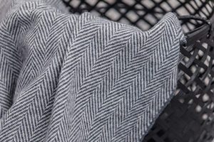 OXFORD AND WHITE HERRINGBONE THROW, CASHMERE, LAMBSWOOL - COUVERTURES ET CHÂLES EN LAINE D'IRLANDE{% if kategorie.adresa_nazvy[0] != zbozi.kategorie.nazev %} - PRODUITS EN LAINE{% endif %}